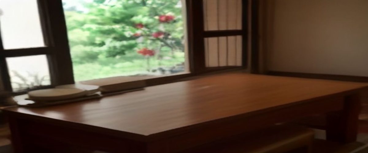 编辑团队在明亮工作室内讨论91娇草内容分类标签体系，桌面摊满标注卡片，氛围专注而温暖